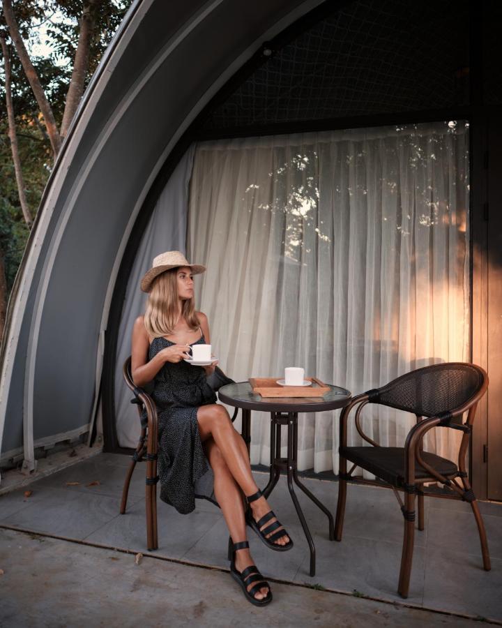 Nivadoo Resort Sigiriya Exterior foto A woman drinking coffee
