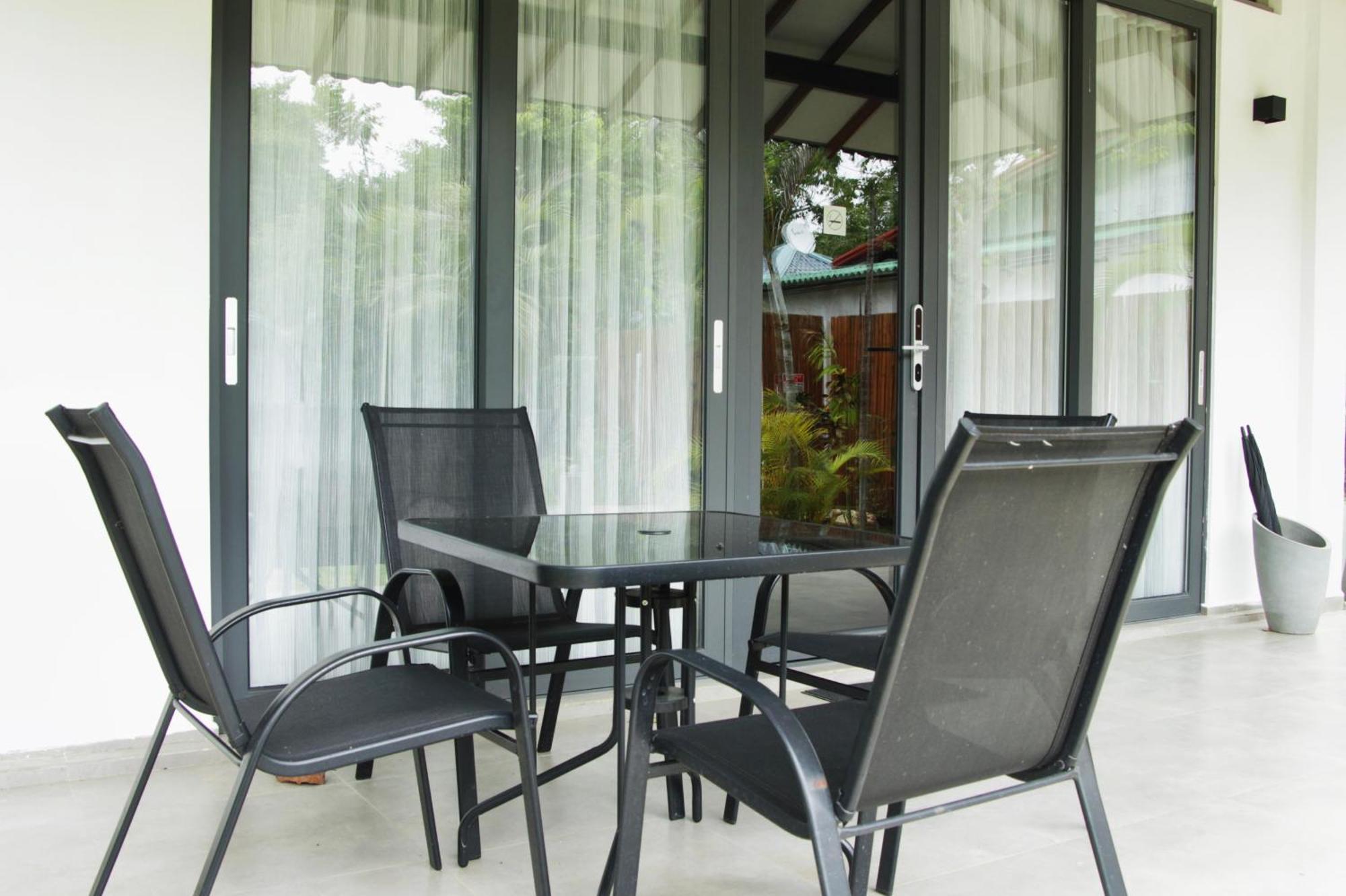 Nivadoo Resort Sigiriya Quarto foto A set of patio furniture